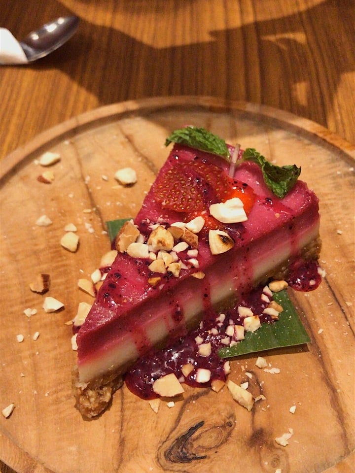 review photo of Burgreens The Breeze Raw Strawberry Cheesecake shared by @auralins on 20 Dec 2019 - review