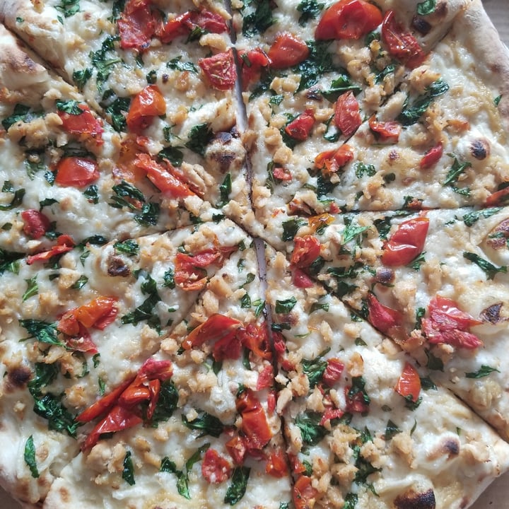 photo of Whole Foods Market Spinach alfredo pizza shared by @lizmaselli on  12 Sep 2020 - review