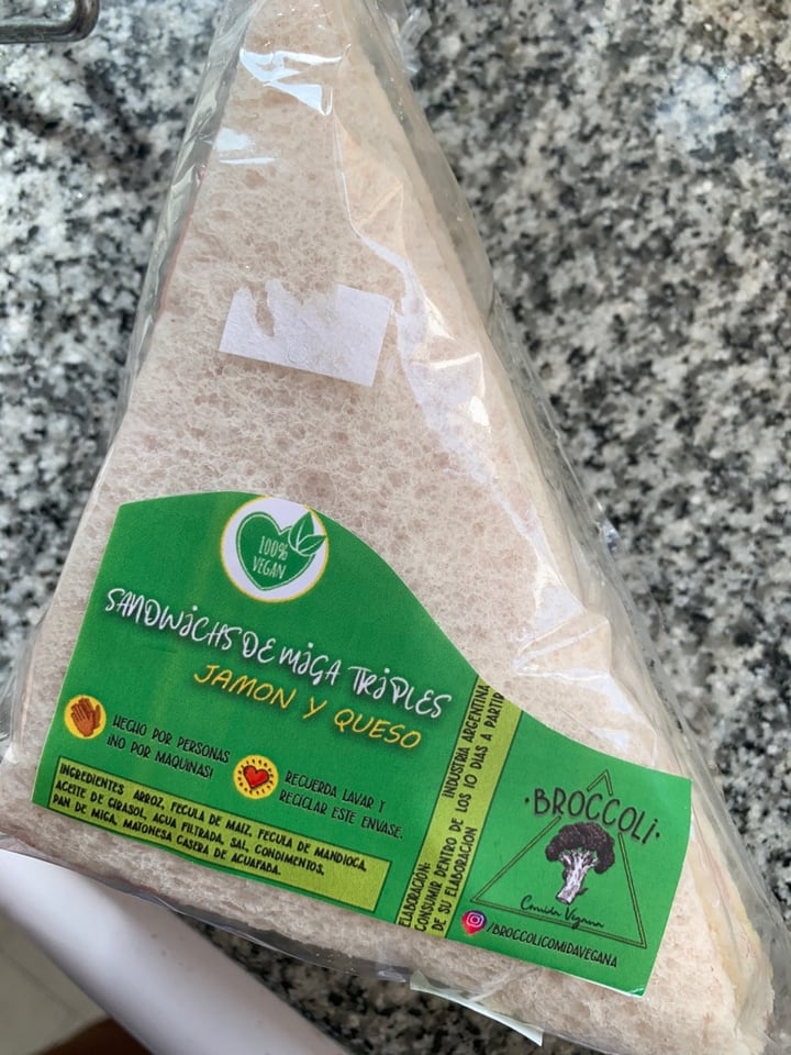 photo of Broccoli Comida Vegana Sandwiches de Miga Triples Jamón y Queso shared by @canica on  08 Nov 2019 - review