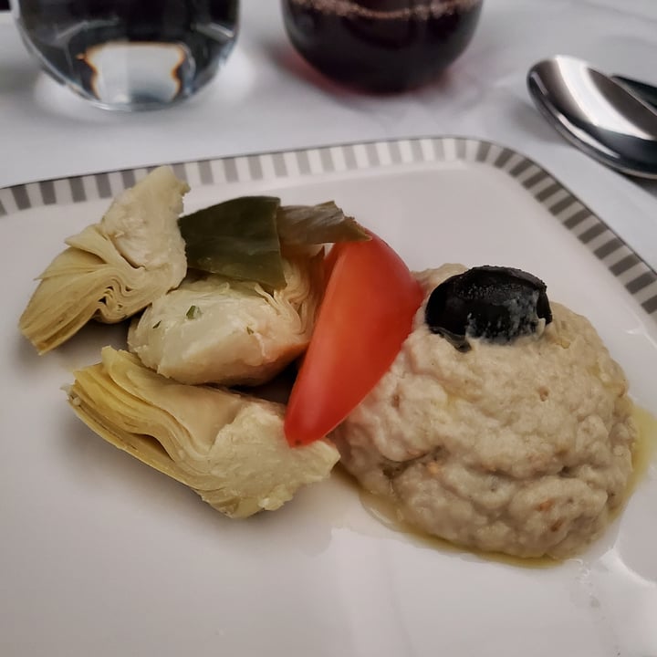 photo of Singapore Airlines Limited Business Class Vegeterian Vegan Dinner shared by @roxannegoh on  30 Oct 2022 - review