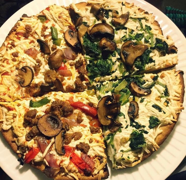 photo of Daiya Spinach & Mushroom Pizza shared by @jev on  13 Dec 2019 - review