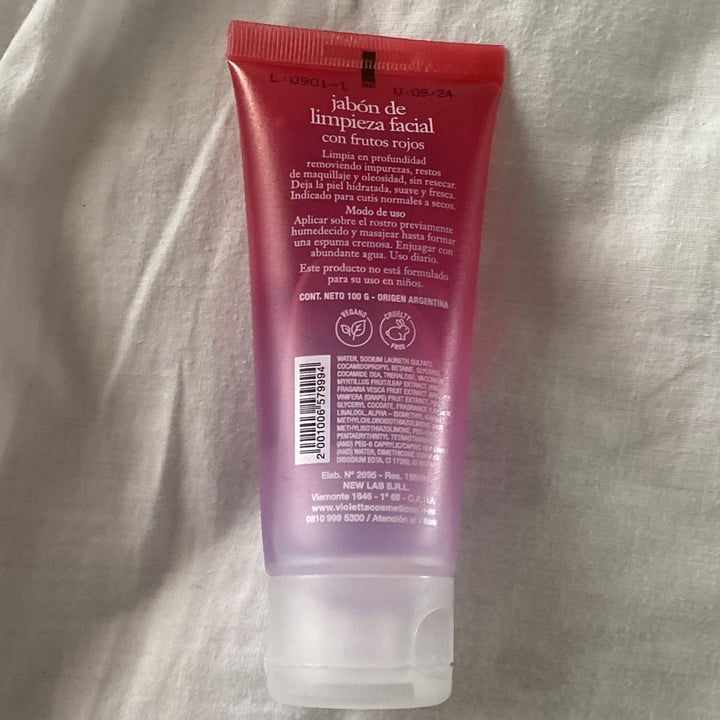 photo of Violetta cosméticos Jabón De Limpieza Para El Rostro De Frutos Rojos shared by @veggihallows on  16 Feb 2022 - review