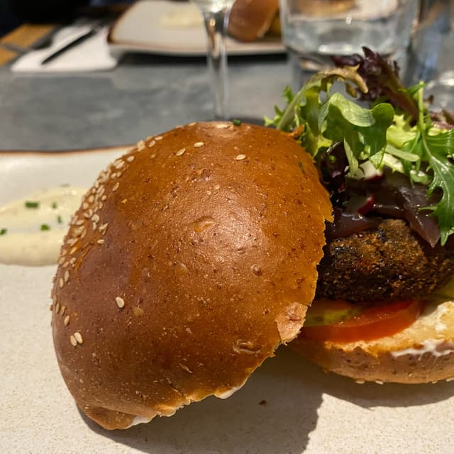 Photo du plat “Hamburguesa plant based con patatas”
