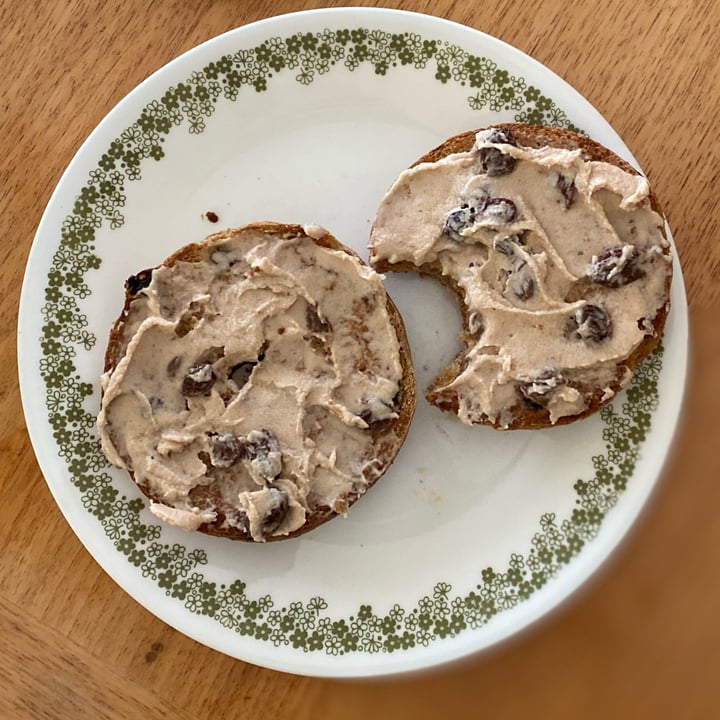 photo of Miyoko's Creamery Cashew Milk Cream Cheese Cinnamon Raisin shared by @knorthway on  22 Dec 2022 - review