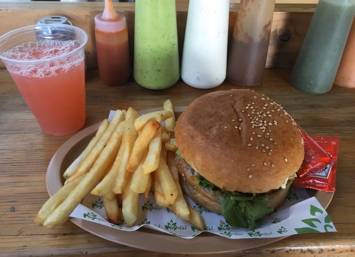 review photo of Falafel Hamburguesa De Falafel shared by @soyrsgasol on 10 Dec 2019 - review