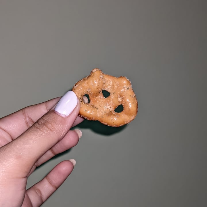 review photo of Olly's Pretzels Olly’s Pretzels Thins Sour Cream And Onion shared by @shreyups on 27 Feb 2022 - review
