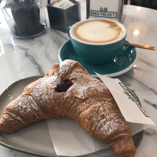 Photo of the dish “Croissant con marmellata di lamponi”