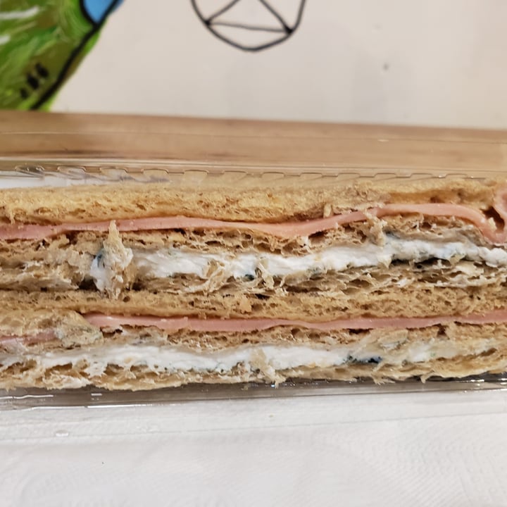 review photo of Futuro Veggie - Coffee & Deli Sándwich de miga sabor Roquefort shared by @lucianah on 10 Dec 2021 - review
