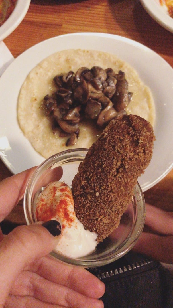 photo of La Tavernaire Croquetas de Setas Y Coca De Dacsa Con Champiñones shared by @veganizale on  08 Jan 2020 - review