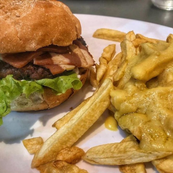 photo of Loving Hut Hamburguesa De Soja Con "Bacon", Tomate, Lechuga, Veganesa Y Papas Con Cheddar shared by @luangeleri on  08 Dec 2020 - review