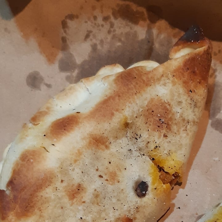 photo of Lontano Pizza Empanada De "Pollo" shared by @martinaitziar on  16 Nov 2021 - review