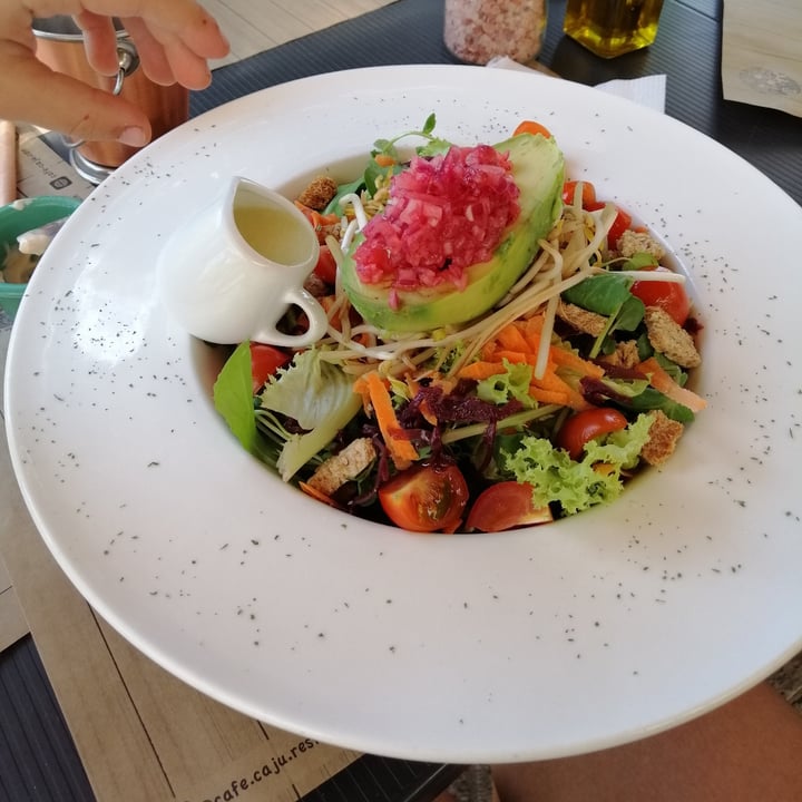 photo of Café Cajú - Bakery & Restaurant - 100% Plant Based - Vegan Ensalada fresca tropical shared by @impulsaveg on  11 Nov 2021 - review