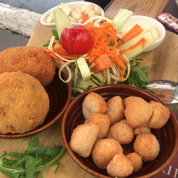 photo of Rifugio Romano ANTIPASTO DEL RIFUGIO VEGAN shared by @mariaelenafiore on  30 Mar 2022 - review