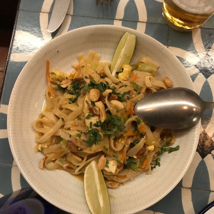 photo of Vega Pad Thai con fideos de arroz, tofu ahumado, salsa de coco y tamarindo, cacahuetes tostados y cilantro shared by @peachpatri on  19 Dec 2020 - review