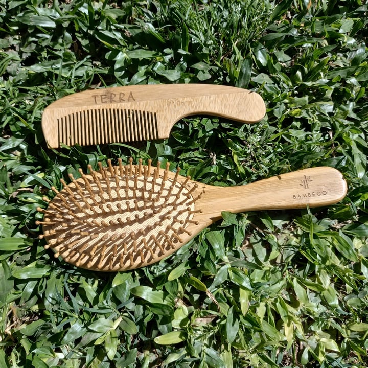 review photo of Bambeco Cepillo de pelo Bambú shared by @luujimenezz on 30 Sep 2022 - review
