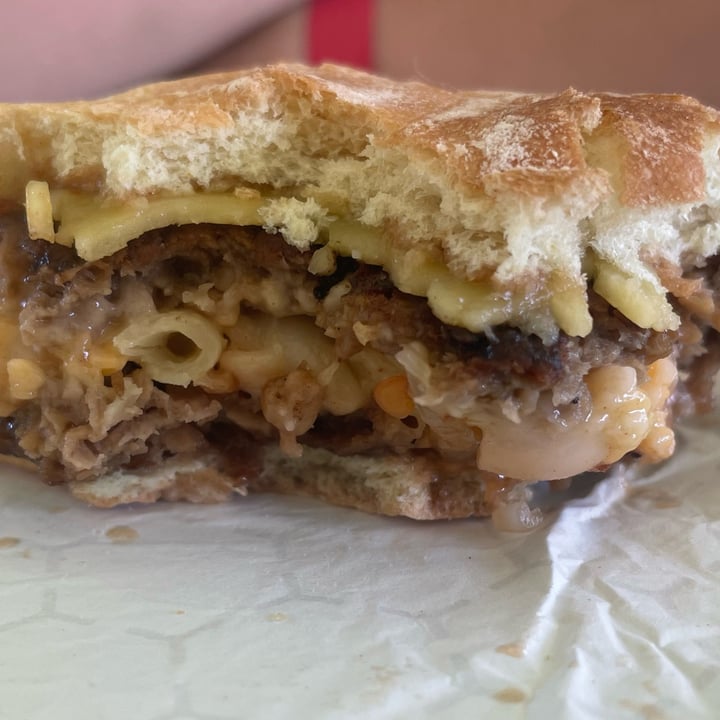 review photo of Soulfully Vegan - Food Truck mac and cheese stuffed burger shared by @choliebot on 25 Jun 2022 - review