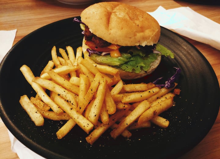 photo of Veg Cafe Satay Burger shared by @hownowbrownkow on  15 Apr 2018 - review