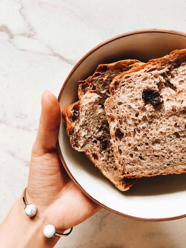 Foto do prato “Wholemeal Walnut and Raisin Bread”