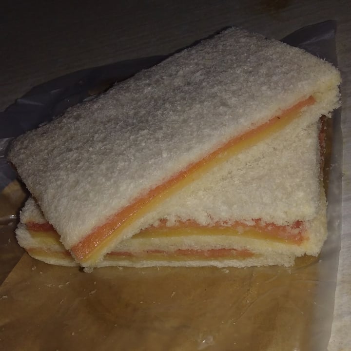 review photo of Curry Green Market Sandwich de miga de jamón y queso shared by @vegila on 10 Jun 2021 - review