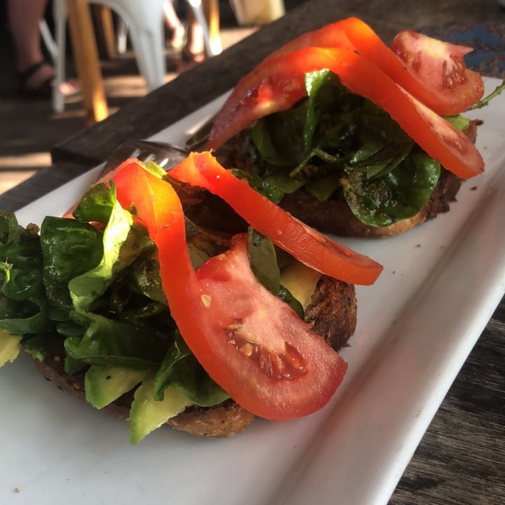 photo of Dulce Tierra Bakery & Coffee shop Rinconada Sandwich De Espinaca,aguacate Y Tomate. shared by @mochileravegana on  05 Nov 2022 - review