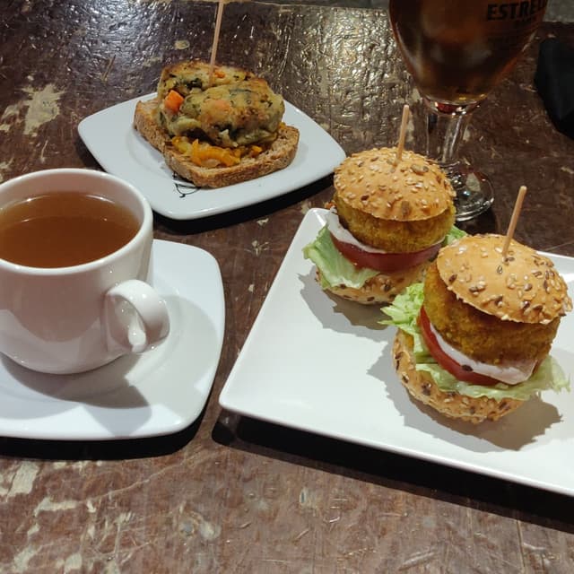 Photo of the dish “Caldo y pintxos.”