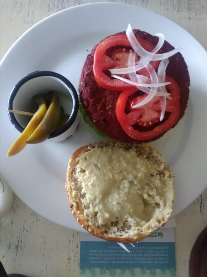photo of Restaurant tierra mestiza Hamburguesa de frijol y quinoa shared by @jadesucot on  09 Mar 2020 - review