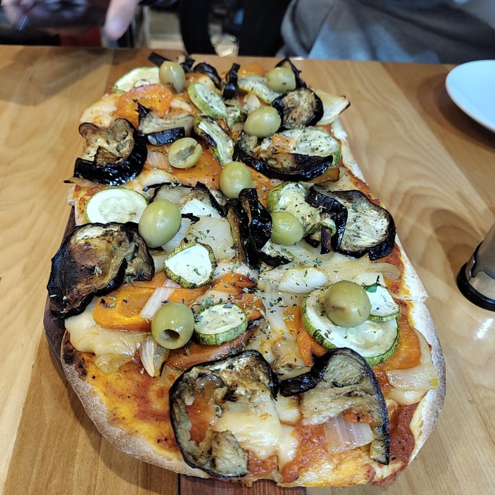 photo of Triumph Café Ushuaia Pizza De Vegetales shared by @ericaterreros on  16 Dec 2022 - review
