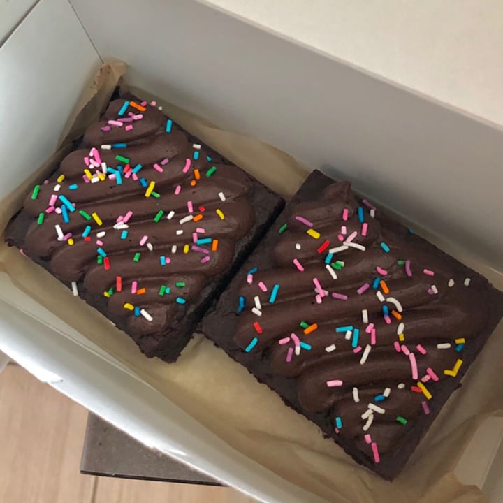 review photo of Sweet Magnolias Bake Shop Vegan Brownies shared by @ariaoreo on 09 May 2020 - review