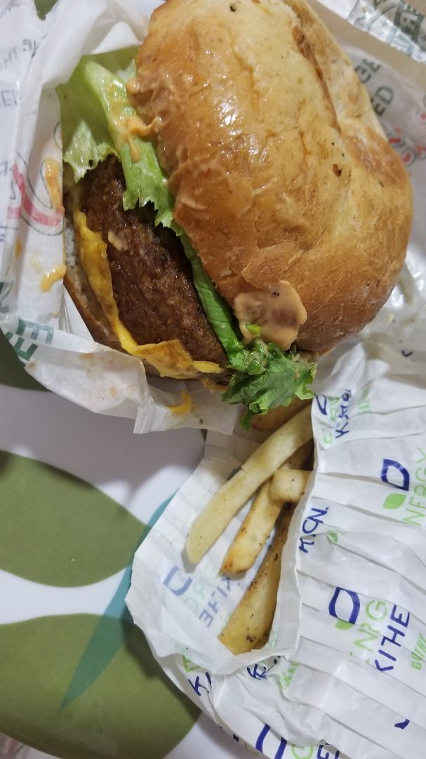 photo of Pan D'Monium Beyond Meat Burger shared by @rechelalechevegan on  08 Jan 2020 - review