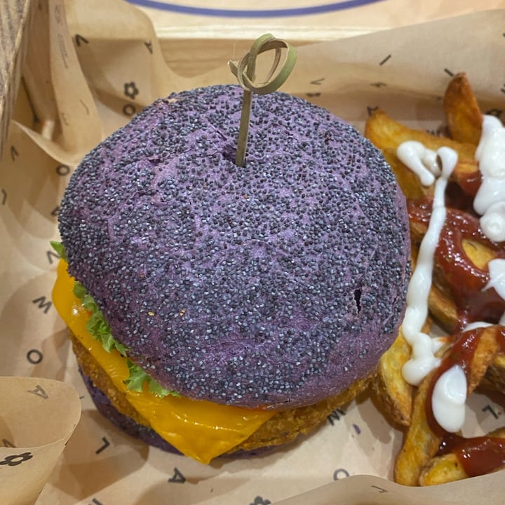 photo of Flower Burger Purple Cheesy shared by @ilariaaiello on  22 Sep 2022 - review