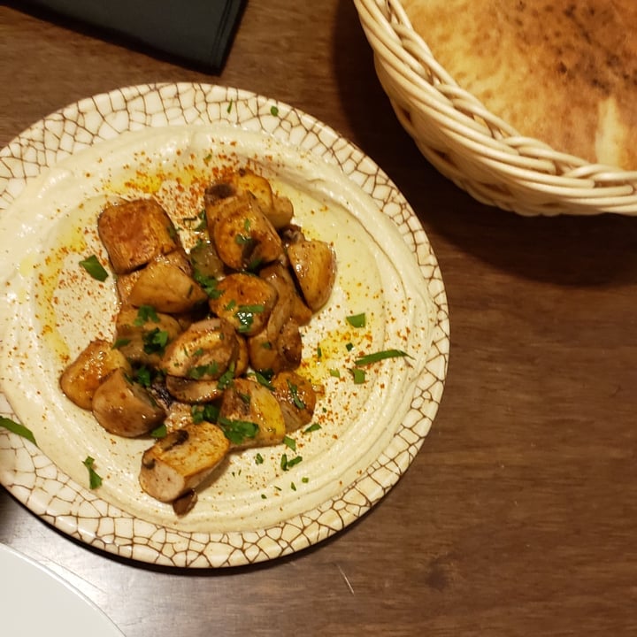 review photo of Hummus Barcelona Hummus con champignones shared by @valen-barbato on 25 Feb 2022 - review