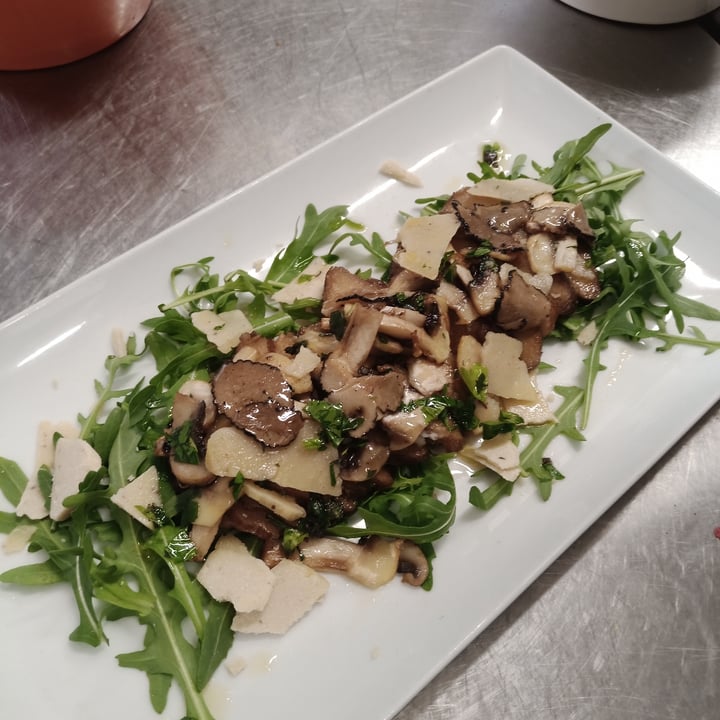 review photo of Buddy Italian Restaurant Cafè Tagliata di seitan affumicato Con Funghi, Scaglie Di GONDINO Al Tartufo, E Tartufo Su Letto Di Rucola shared by @ziuandreu on 06 Apr 2022 - review