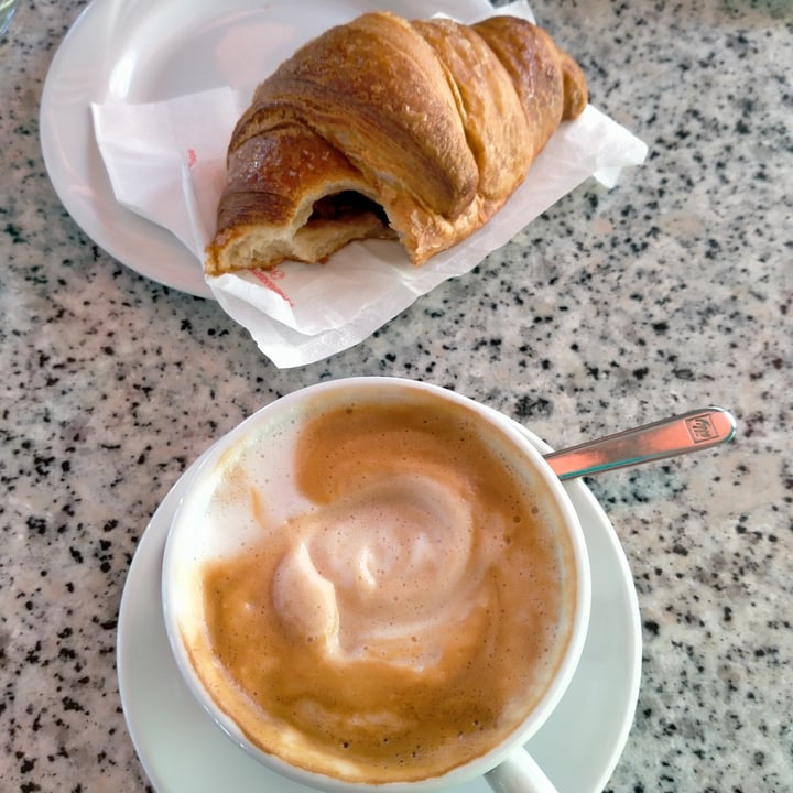 photo of Caffè Ruitor 2 Cappuccino Di Soia E Croissant Ai Frutti Di Bosco shared by @inesbensadok on  10 Jun 2022 - review