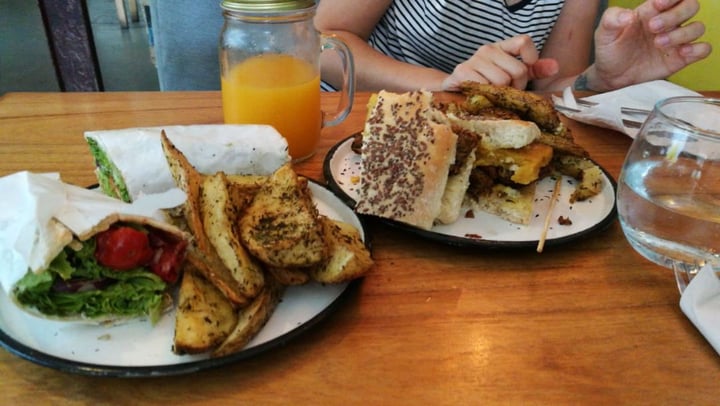 review photo of Estilo Veggie Falafel Wrap shared by @juli2019 on 02 Aug 2019 - review