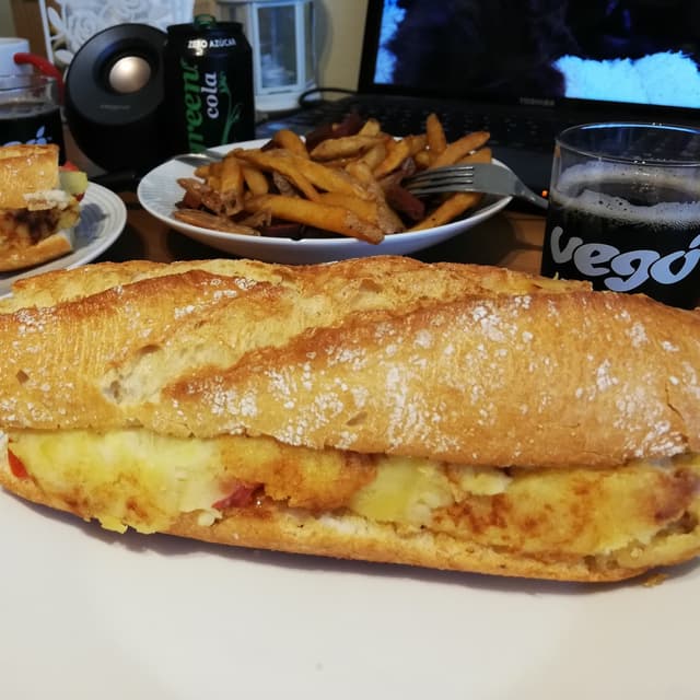 菜肴“Bocadillo de tortilla de patata”的照片