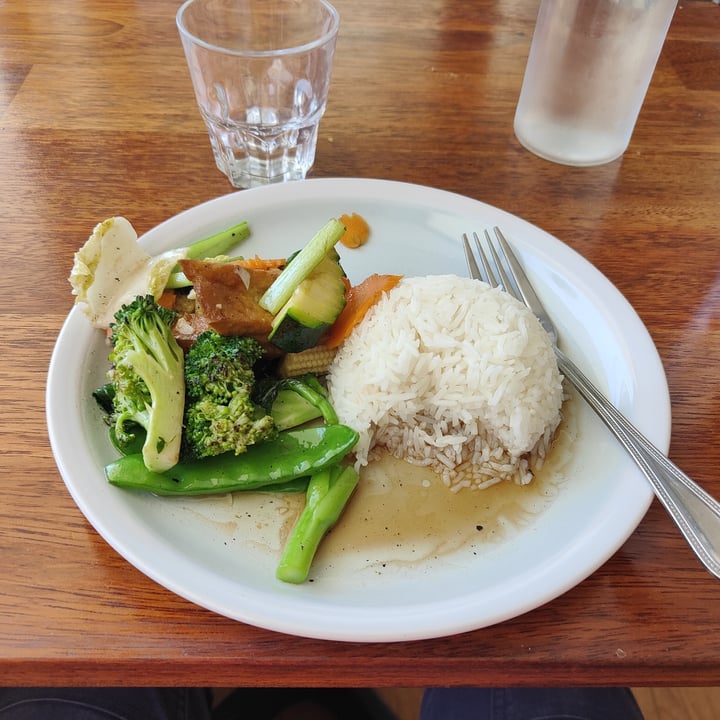 photo of Kings Corner Thai Five Dock Stir Fried With Rice & Tofu shared by @andrescba on  14 Oct 2022 - review