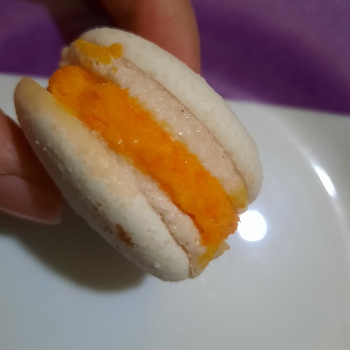 photo of Porto chocolates vegan macarrón de mango shared by @uvazombie on  19 Jun 2022 - review