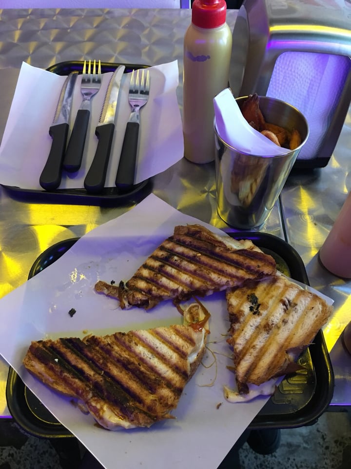 photo of Elektra Punk & Food Sándwich de queso shared by @mariasamej on  24 Aug 2019 - review