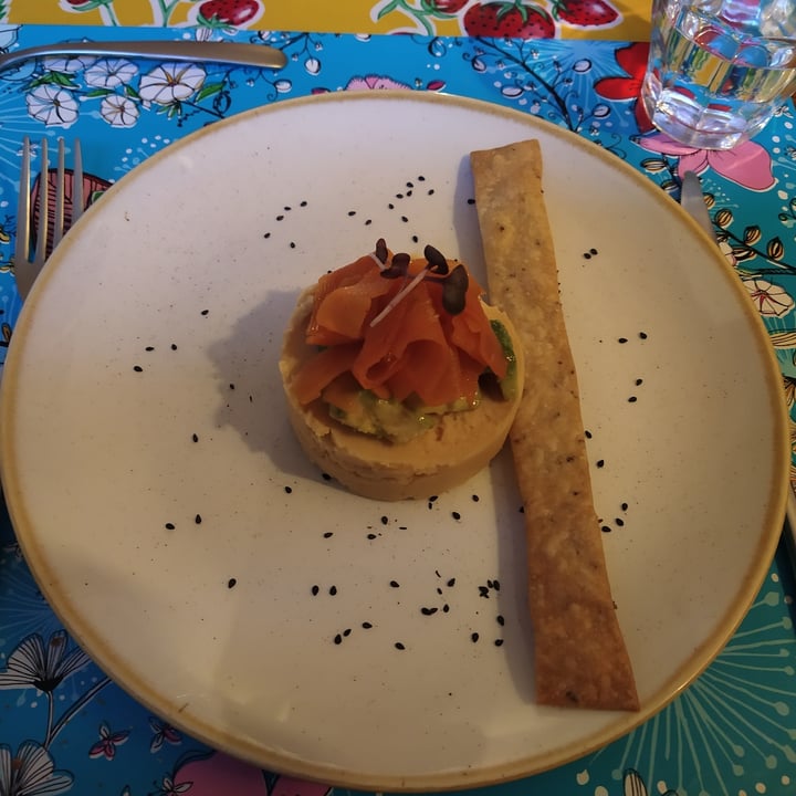 photo of Pitagora Locanda Vegana antipasto hummus, avocado, carote e Cracker shared by @vegarebel on  29 Apr 2022 - review