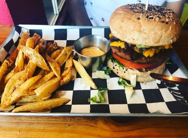 review photo of Revolucion Verde Beyond Burger shared by @adhara on 25 Jan 2020 - review