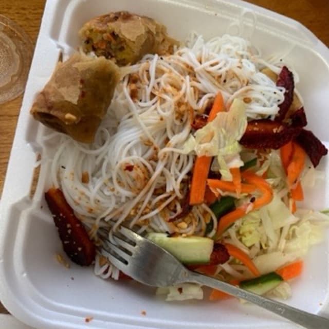 Foto do prato “Vermicelli with Mock Shredded Pork Skin and Spring Rolls”
