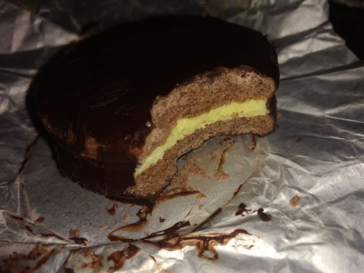 photo of Green & Veggie Alfajor Vegano relleno de Bananita shared by @tomyrivaderovegan on  13 Dec 2019 - review