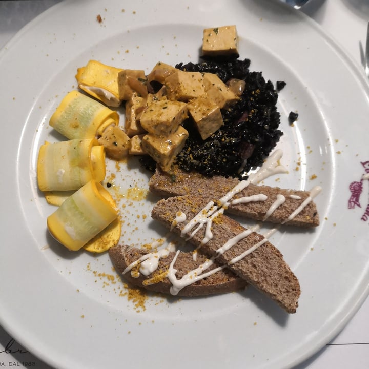 photo of La Colubrina Riso Pilaf Con Involtini Di Zucchine E Tofu Marinato shared by @saragoldoni on  15 Jul 2022 - review