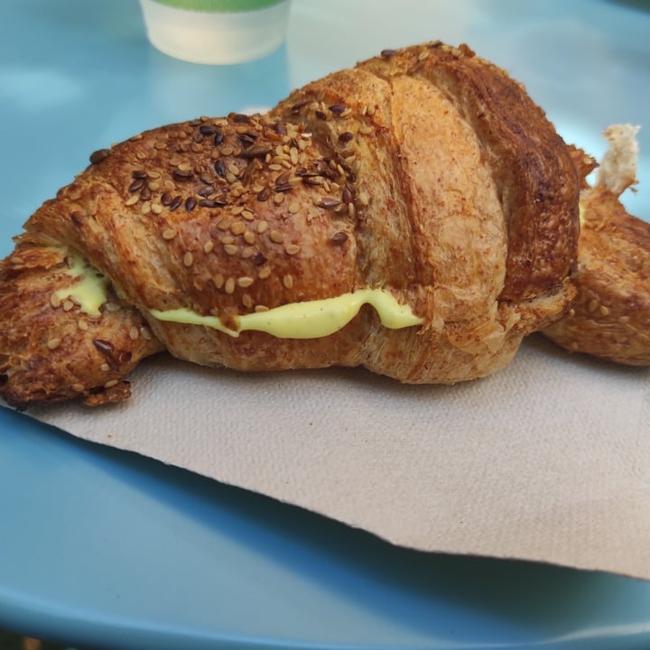 review photo of Basilico Food cornetto con crema pasticcera shared by @agnesege on 22 Jul 2022 - review