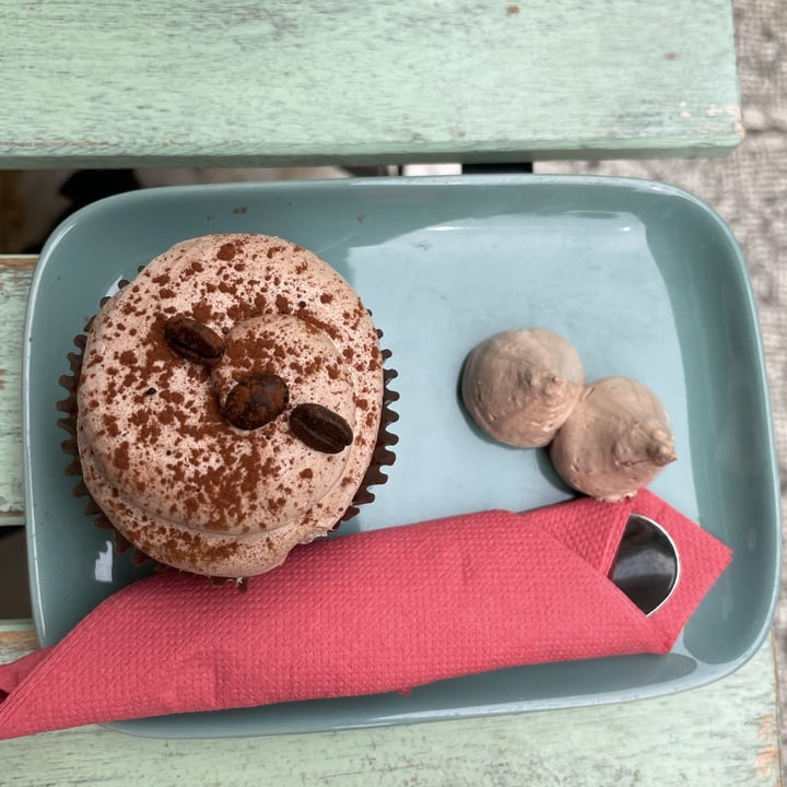 photo of Dulcamara Vegan Bakery & Bistrot Cupcake di riso al caffè con mousse al cioccolato shared by @lassetiereleben on  29 Jun 2022 - review