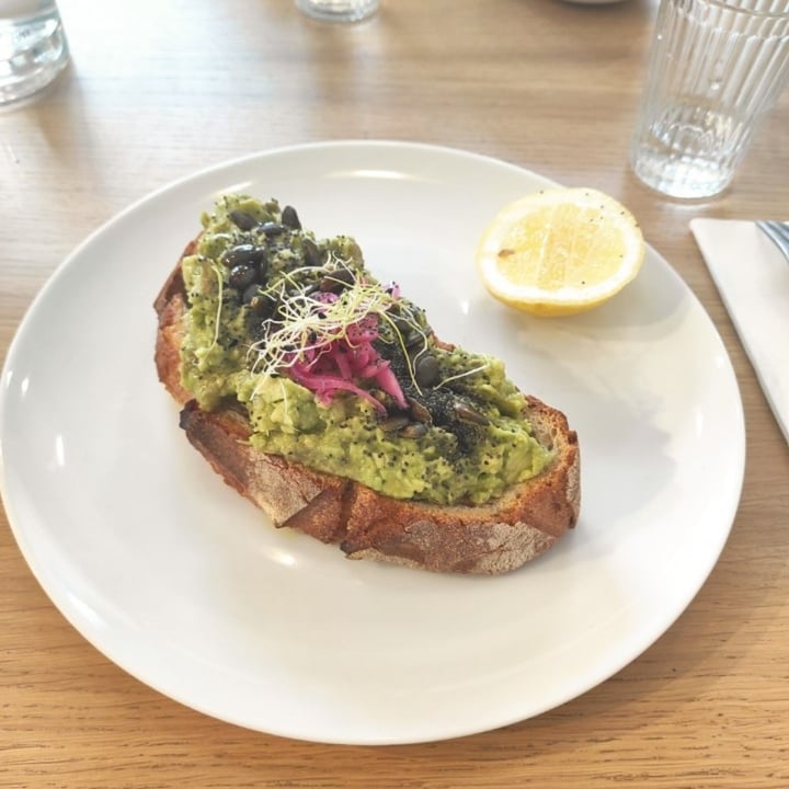 photo of Station Service Avocado Toast shared by @ossanna on  07 Jun 2022 - review