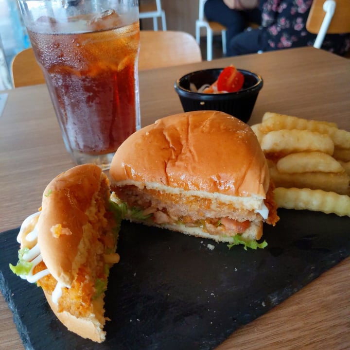 photo of Vegan Curry Rice with Mother Earth Omnipork Burger shared by @jxvegjournal on  15 Nov 2019 - review
