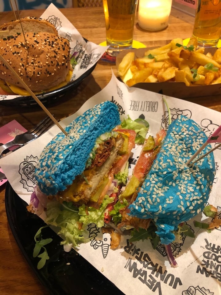 photo of Vegan junk food bar Rotterdam Burguer shared by @jcorsino on  06 Mar 2020 - review