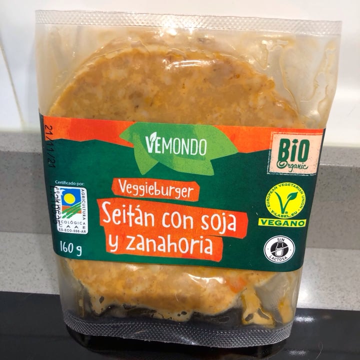 photo of Vemondo Burger seitan con soja y zanahoria shared by @loula on  29 Jul 2021 - review