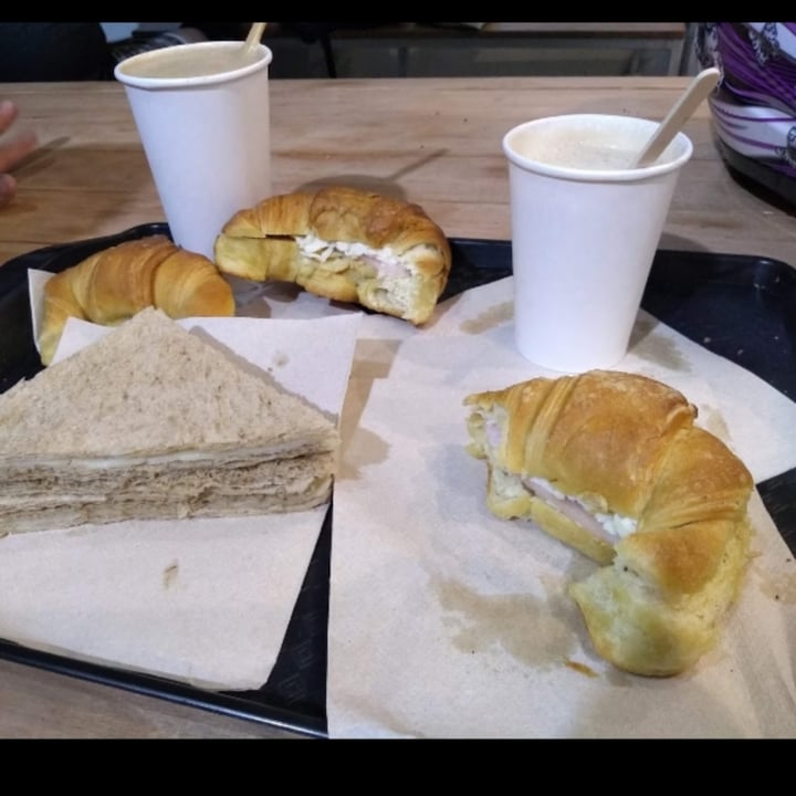 photo of Futuro Veggie - Coffee & Deli Medialuna con Jamón y Queso shared by @todoestaninflamable on  03 Jun 2020 - review
